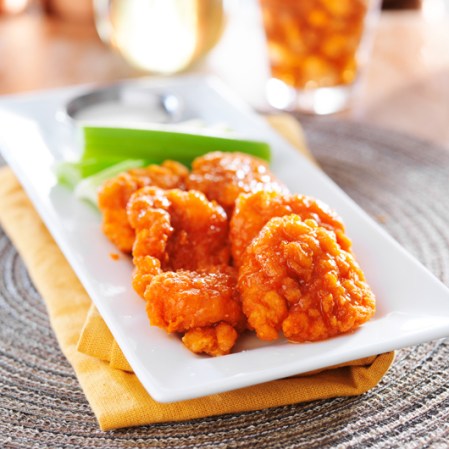 Boneless de pollo, con salsa agridulce. No es tan malo si comes solo una porción de estos y nada más durante el lunch. Pero cuidado son la sal.