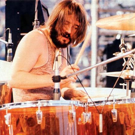 John Bonham. Fue el baterista de Led Zeppelín. Es considerado uno de los mejores percusionistas de todos los tiempos. Murió en 1980, luego de ingerir 40 medidas de vodka con naranja en una fiesta.