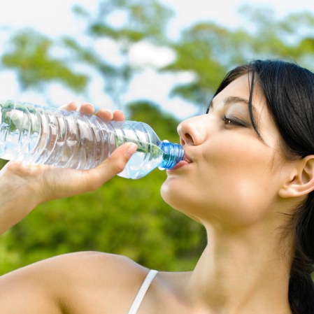 "Beber agua ayuda a perder peso". Falso. El agua en sí no provoca la pérdida de peso, pero sí ayuda a mantenerte hidratado y a comer menos. El agua es esencial para la buena salud. A veces se puede confundir la sed con el hambre, si tienes sed es posible que comas más. El Departamento de Salud recomienda que debemos beber aprox. 1.2 litros de líquido al día.