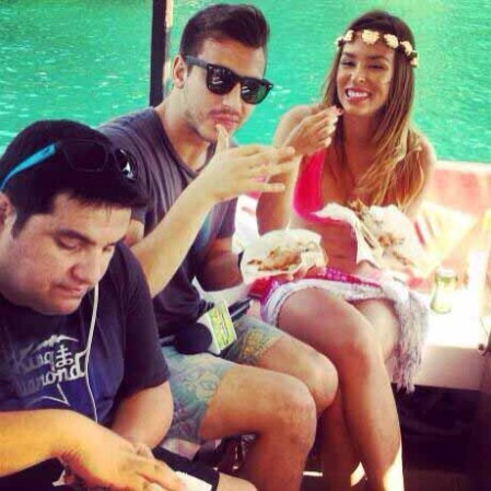 Para celebrar el gol marcado por el chileno Alexis Sánchez, la periodista se levantó la camiseta y dejó al descubierto la parte de arriba de su bikini.