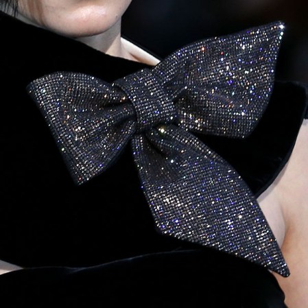 En accesorios, los moños, tanto los tradicionales masculinos como los aggiornados en colores o con brillos, llegan con fuerza en este otoño.