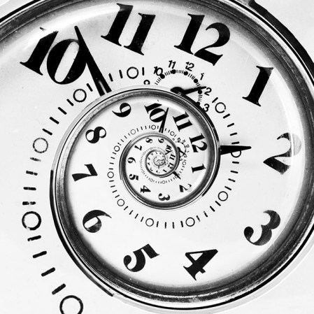 Mientras la consciencia percibe un tiempo lineal y unidireccional, el yo subconsciente, energético, puede moverse en el tiempo hacia el pasado y hacia el futuro.