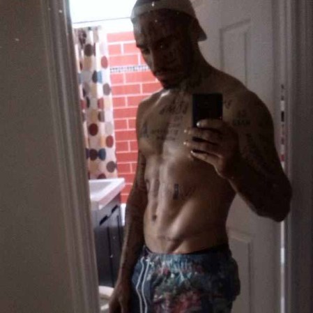 Vin Los, el sensual modelo de los tatuajes en la cara.