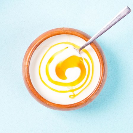 Yogur griego. Tiene una cantidad doble de proteína, la mitad de azúcar que un yogur común y menos lactosa, por lo que es más fácil de digerir y aporta calcio.