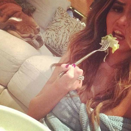Chrissy Teigen: rechazada por sus kilos de más en sus inicios y adorada por todos ahora.