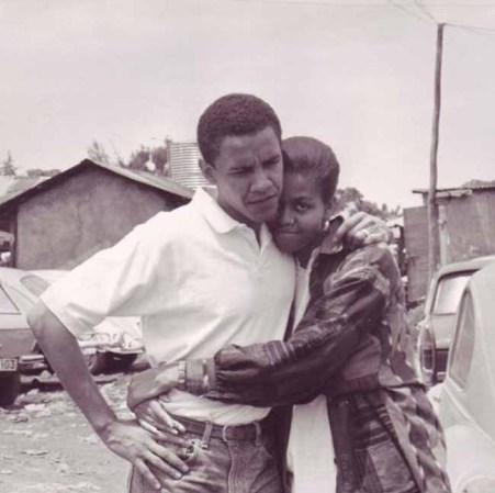 El presidente Obama y su esposa cuando eran novios.