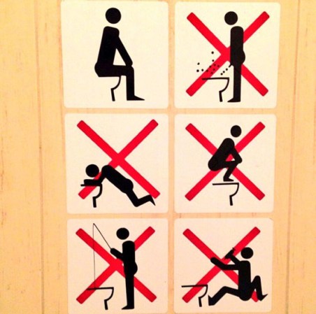 Aviso en un baño de Sochi en los que se prohíbe, entre otras cosas, usar el toilet para pescar.