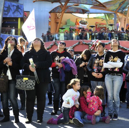 Admiradores de Jenni Rivera participan fuera del Gibson Amphitheatre de Los Angeles en la despedida de la Diva de la Banda.
