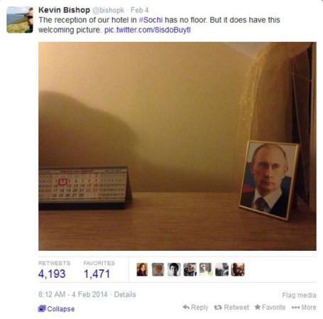 Reportero muestra que, aunque su hotel no tenía piso, sí daba la bienvenida con foto del presidente Putin.