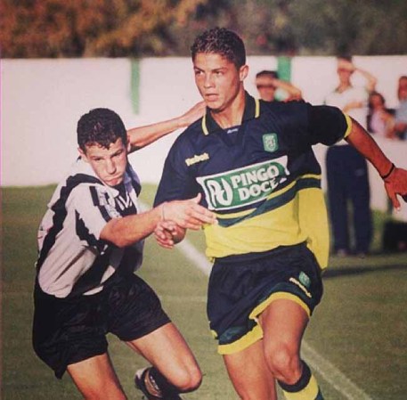 Cristiano Ronaldo cuando era un jovencito jugando fútbol.