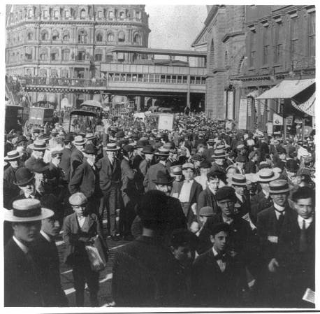 Viandantes aguardan su turno para cruzar el puente, en la década de 1920.