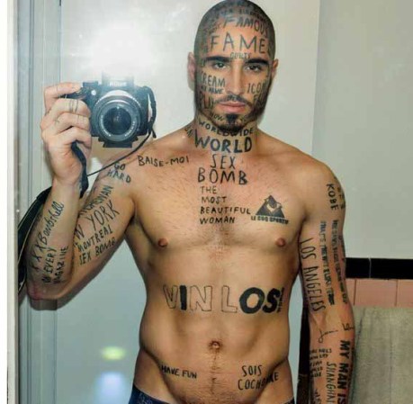 Vin Los, el sensual modelo de los tatuajes en la cara.