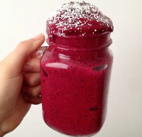 Un desayuno normal se transforma en una súper comida si incluyes un batido de plátano, berries con coco y semillas de chía.