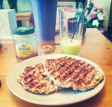Hot cakes de plátano con miel y semillas de chía, acompañados con un shot de jengibre y piña.