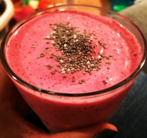 Un clásico batido con los frutos rojos de tu preferencia enriquecido con las semillas de chía.