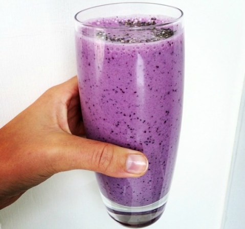 Un smoothie de plátano, piña, arándanos frescos y congelados, yogurt, leche de almendras y semillas de chía.