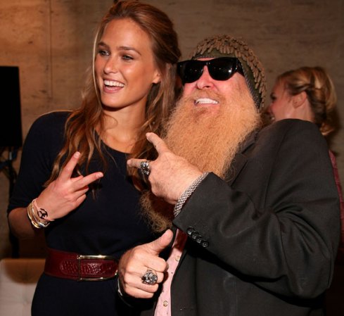 ¿Con quién? Pues con Billy Gibbons del grupo ZZ Top.