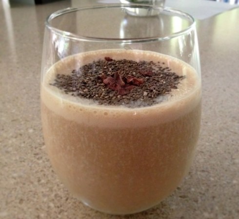 Para empezar cada jornada con toda la energía, un smoothie que incluye un shot de café expresso, plátano, miel, avena y cacao. Lo preparas muy rápido y te provee de una bebida baja en carbohidratos pero rica en energía para el buen funcionamiento de tu cerebro.