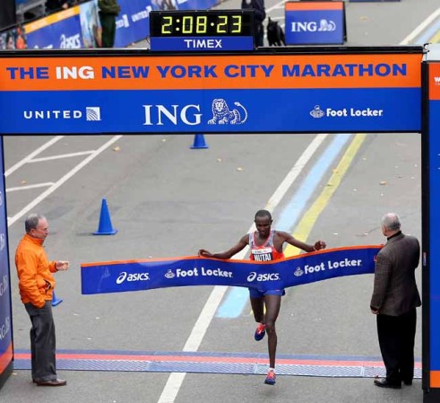 El keniano Geoffrey Mutai se impuso hoy en el maratón de Nueva York, una prueba que ya había ganado en 2011, la última edición en que se celebró la prueba.
