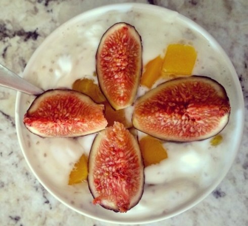 Yogurt griego, miel, semilla de chía, duraznos e higos para el desayuno o para un snack.