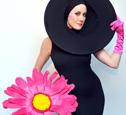 Una mujer disfrazada de flor posa en la fiesta anual de Halloween de Arte Pop en New York.