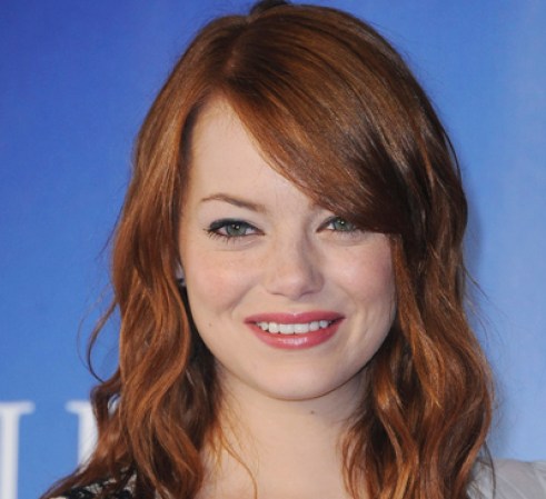 Emma Stone. Si quieres un cambio de color, un rojizo como el de la estrella de The Help puede ser tu opción. Antes de decidirte, consulta con tu estilista si este es un tono que te quedará bien, y asegúrate que el mantenimiento no será muy demandante.
