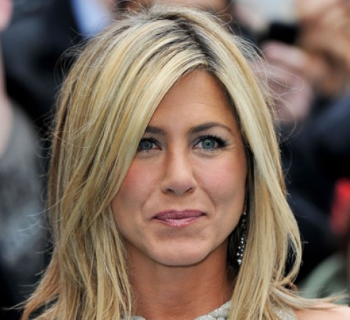 Jennifer Aniston. Un corte en capas y a la altura de los hombros resulta ideal para cabelleras lacias como la de Jen. ¿El detalle 2011? El flequillo largo peinado hacia el costado.
