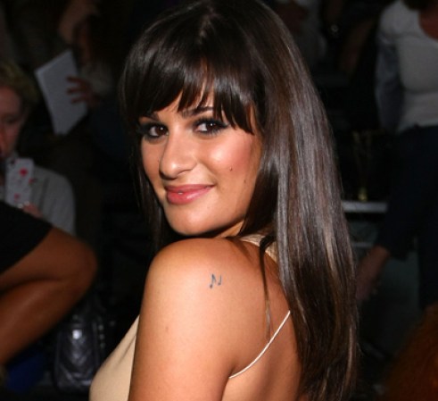 Lea Michelle. Si estás buscando un cambio de look pero no quieres modificar el largo de tu cabello, un flequillo espeso como este puede ser una alternativa moderna y, sobre todo, segura.