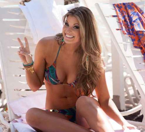 Entre desfile y desfile las candidatas a Miss USA toman el sol y practican juegos de agua.