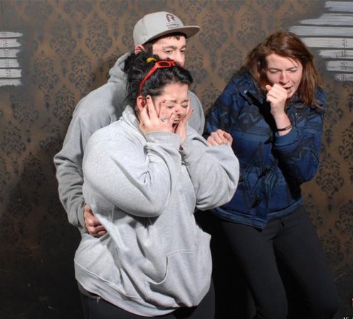 Fotos tomadas a quienes visitan la Casa del Horror Nightmares Fear Factory en Niagara Falls, Canadá, Lo que no se revela es la causa del espanto.