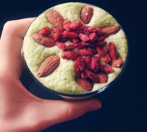 Un smoothie verde para el desayuno: espinaca, pepino, piña, plátano, goji, semillas de chía, almendras y soya.