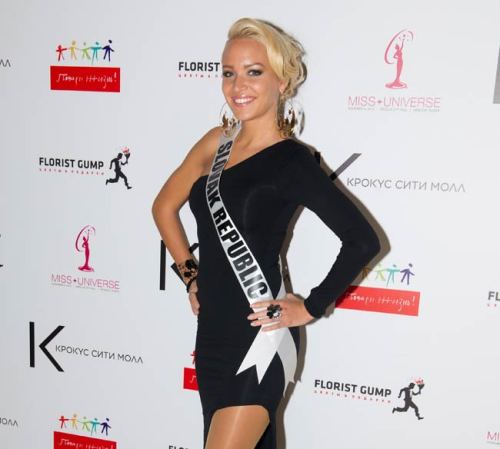 Las aspirantes a Miss Universo exhibieron modelitos de fantasía en Moscú, donde este 9 de noviembre se decidirá la ganadora.