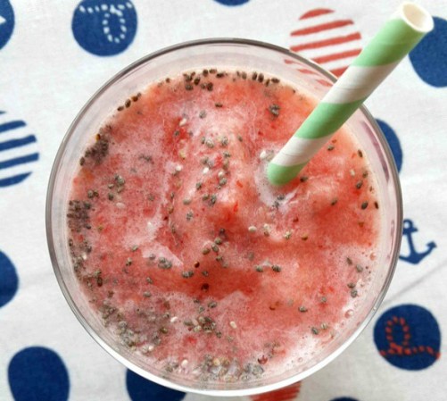 Muy fresco y saludable este smoothie de toronja, fresa y semillas de chía.