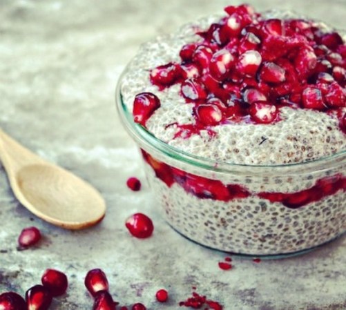 Un nuevo amor para tu vida: pudín de chía con granada o frutillas a tu gusto.