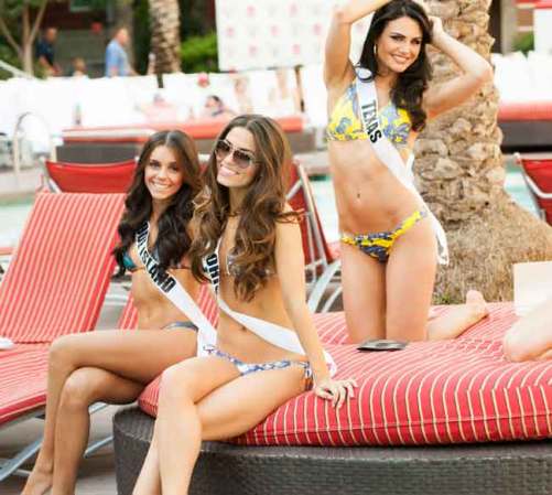 Entre desfile y desfile las candidatas a Miss USA toman el sol y practican juegos de agua.