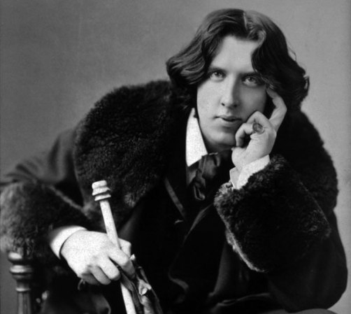 El escritor Oscar Wilde (1954-1900) fue acusado en 1895 de sodomía e indecencia como consecuencia de su homosexualidad. Fue declarado culpable y condenado a dos años de prisión, de donde salió extremadamente debilidado para fallecer de meningitis cerebral al poco tiempo.
