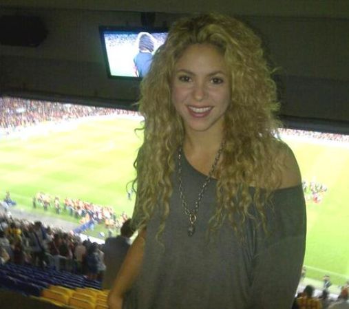 "Ayer en la tarde escribiendo música y en la noche en el estadio celebrando la victoria del Barça! Shak", publicó Shakira en las redes el viernes junto una foto suya en el estadio como espectadora el día del juego entre el Barcelona y el Atlético de Madrid.