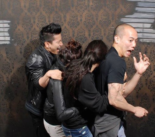 Fotos tomadas a quienes visitan la Casa del Horror Nightmares Fear Factory en Niagara Falls, Canadá, Lo que no se revela es la causa del espanto.