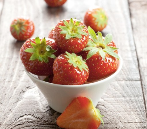 8. FRESAS: No sólo son deliciosas, sino que están llenas de ácido fólico y antioxidantes, así como también son un excelente fuente de fibra y de vitamina C, lo cual las convierten en un refrigerio perfecto para el verano.