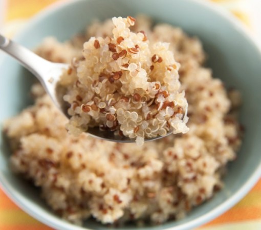 3. QUINOA: Este alimento originario del Perú es el mejor de todos los granos que puedes consumir, ya que no sólo es una fuente completa de proteína, lo que significa que contiene todos los aminoácidos esenciales que nuestro cuerpo necesita, sino que es uno de los más nutritivos que puedes encontrar.