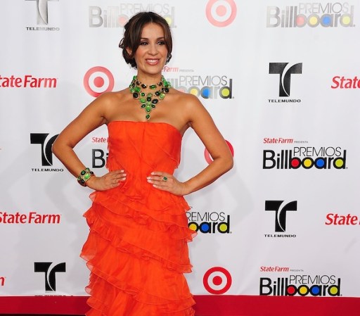 Catherine Siachoque optó muy acertadamente por el cabello recogido, para que su llamativo vestido color naranja y los accesorios que lo complementaron fueran quienes marcaran la pauta sin más distracciones.