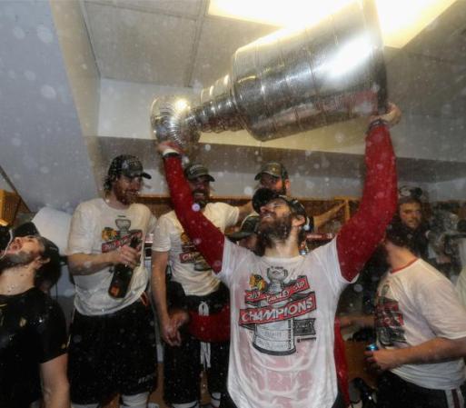 Brandon Saad # 20 de los Chicago Blackhawks celebra con la Copa Stanley en el vestuario después de ganar por 3-2 ante los Bruins de Boston