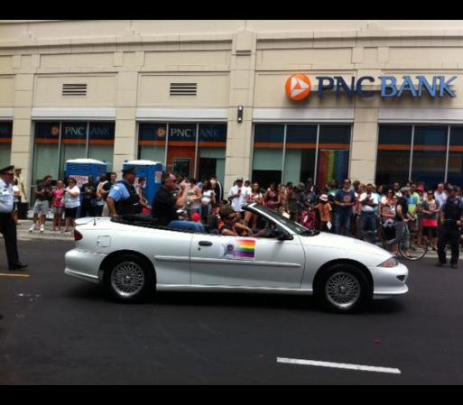 Se estima que unas 850,000 personas asistieron al Desfile de Orgullo Gay 2012 de Chicago, haciéndolo el más concurrido de sus 42 años de historia.