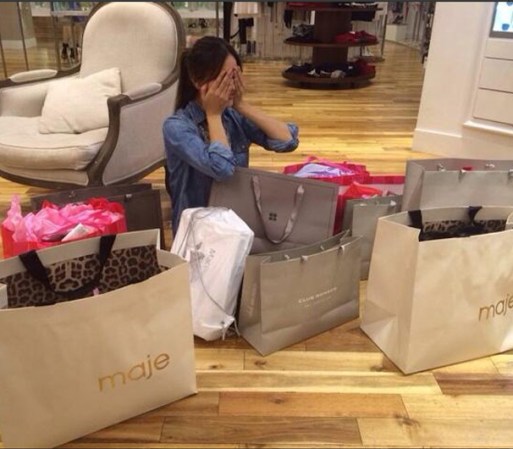 Eiza González compartió esta foto en twitter diciendo que tenía problemas con las compras compulsivas navideñas.