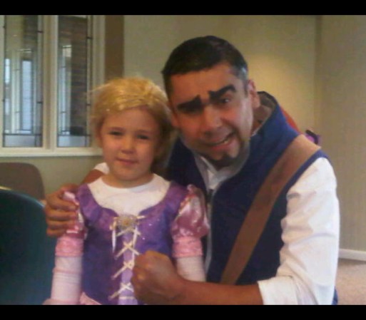 Oscar Guzmán es el Príncipe de azul de su princesita, María José.<br /><br /><br /> Sección especial: Halloween<br />