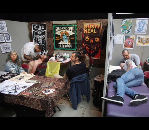 El evento también cuenta con música en vivo y concursos de tatuaje.
