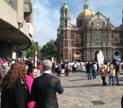 Rahm Emanuel, afuera de la Basílica de Guadalupe.