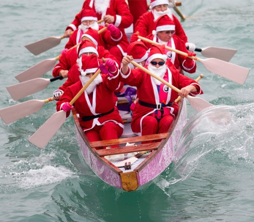 VENECIA, ITALIA - Vestidos de Santa participan en una competencia de remo en "The Christmas Regatta".
