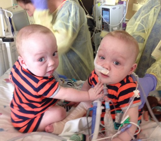 Owen y Emmett Ezell le dijeron adiós al hospital donde han estado desde que nacieron.