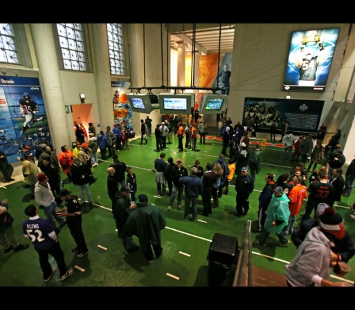 17 DE NOVIEMBRE 2013, CHICAGO - A medida que la lluvia y los vientos fuertes azotaban a la zona, los directivos del Soldier Field pidieron a los aficionados que evacuaran las gradas y ordenaron a los Bears y a los Ravens que abandonaran el campo de juego.